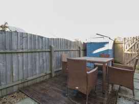 A garden with a table and chairs and a shed at Seahorses in Padstow