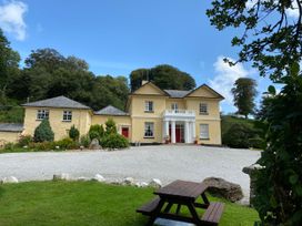 A house with a garden and parking area at Lakeview Villa near Liskeard