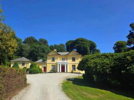 A house with a driveway and trees at Lakeview Villa near Liskeard