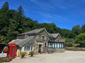 A house with a telephone box and flower pots at Lakeview Villa near Liskeard