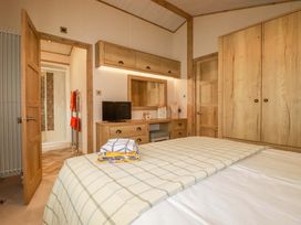 A bedroom with a bed and dressing table at 8 Summerleaze in Bude