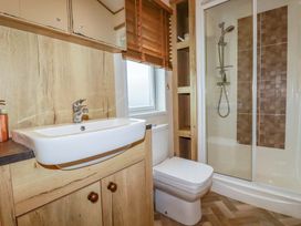 A bathroom with a washbasin, toilet and shower at 8 Summerleaze, Bude