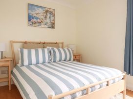 A bedroom with a bed and bedside tables at Flat 5 in Looe