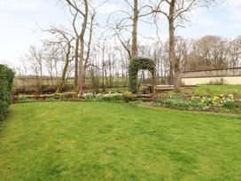 A garden with a lawn and flowers at High Mill House in Penrith