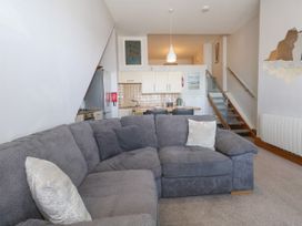 A living room with a sofa and kitchen area at Chandlers Nook in Portland