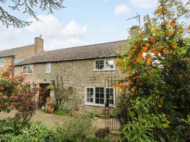 A house with a garden at The Annexe at Cherry Cottage Upton St Leonards