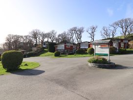 Holiday cabins and sign at Erw Parthor in Tywyn