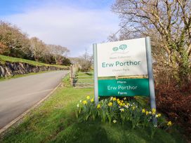 A sign for Erw Porthor Chalet Park near a road at Chalet 23 Erw Porthor in Tywyn