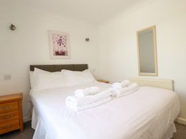 A bedroom with a bed and towels at 62 Golf Lodges, Atlantic Reach near Fraddon