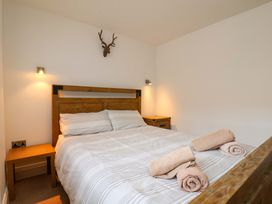 A bedroom with a bed and two towels at Apartment 12