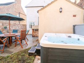 A garden with a hot tub and dining set at The Old Post Office in York
