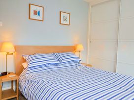 A bedroom with a bed and bedside lamps at 4 Peaslands Road, Sidmouth