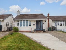 A house with a driveway and garden at 7 Sisial Y Mor in Rhosneigr