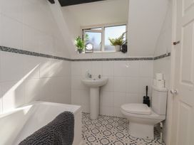 A bathroom with a bathtub, sink, and toilet at Marina House in Whitby
