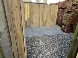 An outdoor area with gravel and paving slabs at Seaside Cottage Escape in Paignton