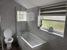 A bathroom with a toilet and bathtub at Llangollen - House - Sleeps 8- Garden Llangollen