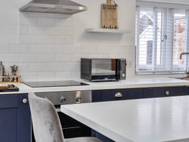 A kitchen with a microwave and stove at Modern Seaside Cottage - Sleeps 5 in Paignton