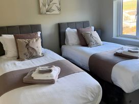 A bedroom with two single beds at 2 Bed House - Sleeps 4 - Garden - Parking - Wifi in Kendal