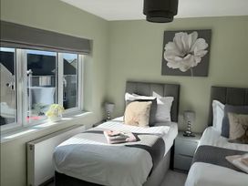 A bedroom with two single beds and a window at 2 Bed House - Sleeps 4 - Garden - Parking - Wifi, Kendal