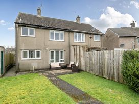 A garden with a house and seating area at 2 Bed House - Sleeps 4 - Garden - Parking - Wifi, Kendal