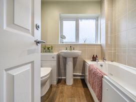 A bathroom with a sink, toilet and bathtub at 2 Bed House - Sleeps 4 - Garden - Parking - Wifi, Kendal