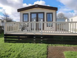 A caravan with a deck and railing at CaravanSleeps6-FreeParking-QuietRetreat-Nature in Paignton