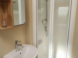 A bathroom with a sink and a shower at CaravanSleeps6-FreeParking-QuietRetreat-Nature in Paignton