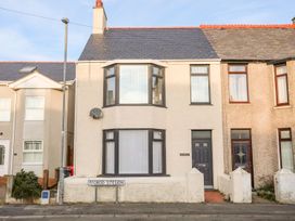 A house with a front door and windows at Rhiwlas in Rhosneigr