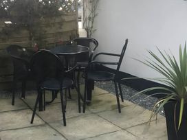 A garden area with a table and chairs at 2-Bed Apartment Sleeps 4 with Garden
