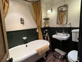 A bathroom with a bathtub, sink and toilet at Quiet cottage on the rural edge of Brixham