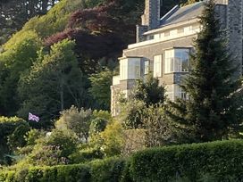 A building surrounded by trees and a garden at Beachside 2-Bed - Sleeps 4, Parking & Pet Friendly, Salcombe