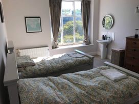 A bedroom with two beds and a window at Beachside 2-Bed - Sleeps 4, Parking & Pet Friendly, Salcombe