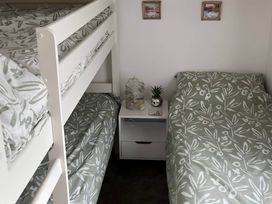 A bedroom with a bunk bed and a single bed at 2 Bed Lodge-Sleeps 4-stunning views -Pet Friendly, Troutbeck