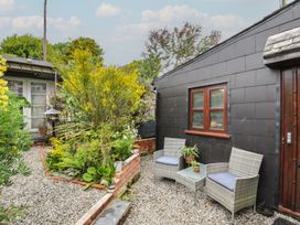 A garden with seating area and plants at Coach House in Camelford