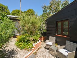 A garden with chairs and plants at Coach House in Camelford
