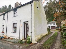 An exterior view of a house with a pathway at Bobtail Cottage in Kendal