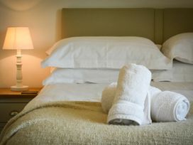 A bedroom with towels on a bed at Northrawe in Bamburgh