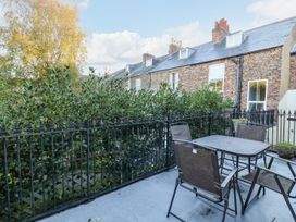 A garden with a table and chairs at Blacksmiths Retreat in York