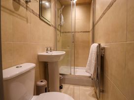 A bathroom with a shower, toilet, and sink at Blacksmiths Retreat in York