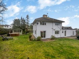 A house with a garden and hot tub at Broadsands in Paignton