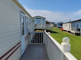 A pathway with caravans in view at Reighton Sands Holiday Park - Holiday Accommodation 17652 Filey