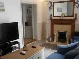 A living room with a fireplace and television at House - Sleeps 7 - Garden - Pets Ok - Parking in Torquay