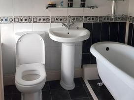 A bathroom with a toilet, sink, and bathtub at House - Sleeps 7 - Garden - Pets Ok - Parking, Torquay
