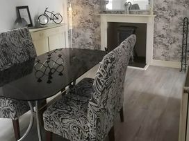 A dining room with a table and chairs at House - Sleeps 7 - Garden - Pets Ok - Parking Torquay