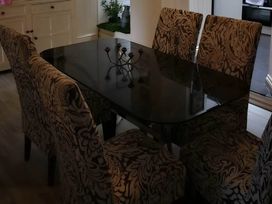 A dining room with a table and chairs at House - Sleeps 7 - Garden - Pets Ok - Parking in Torquay
