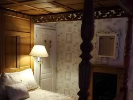 A bedroom with a bed and lamp at House - Sleeps 7 - Garden - Pets Ok - Parking in Torquay