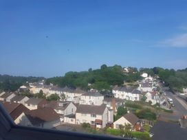 A view of houses and trees from above at House - Sleeps 7 - Garden - Pets Ok - Parking in Torquay