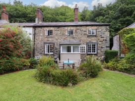 A house with a garden and seating area at 3 Tre Felin in Llandygai near Bangor