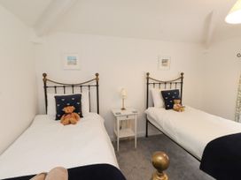 A bedroom with two beds and teddy bears at 3 Tre Felin Llandygai near Bangor