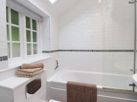 A bathroom with a bathtub and towels at 3 Tre Felin in Llandygai near Bangor